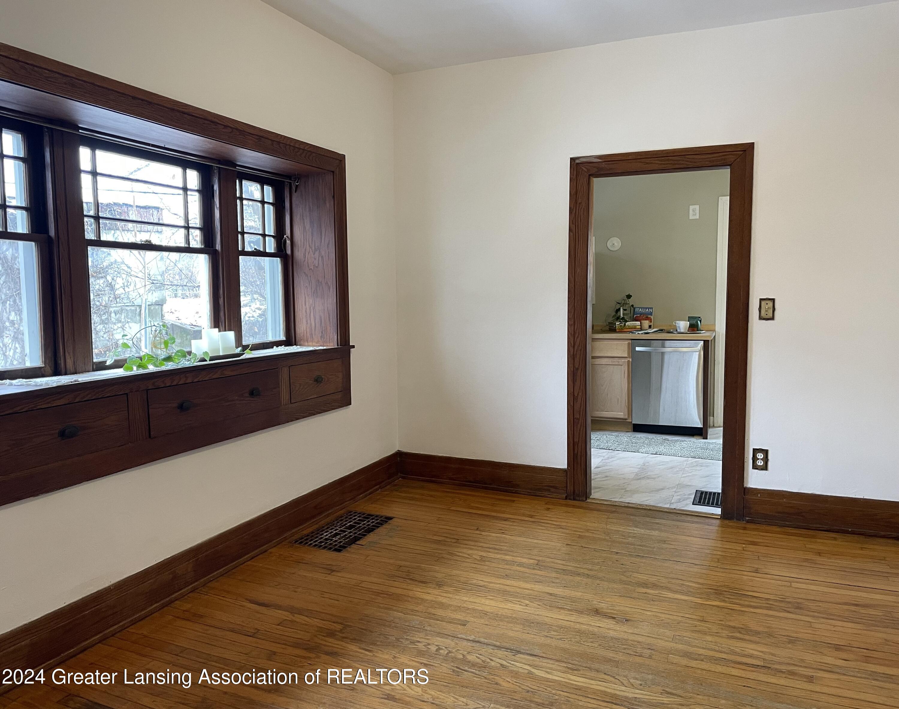 Lansing, Michigan 48910, United States, 2 Bedrooms Bedrooms, ,1 BathroomBathrooms,Residential,Pending,22857