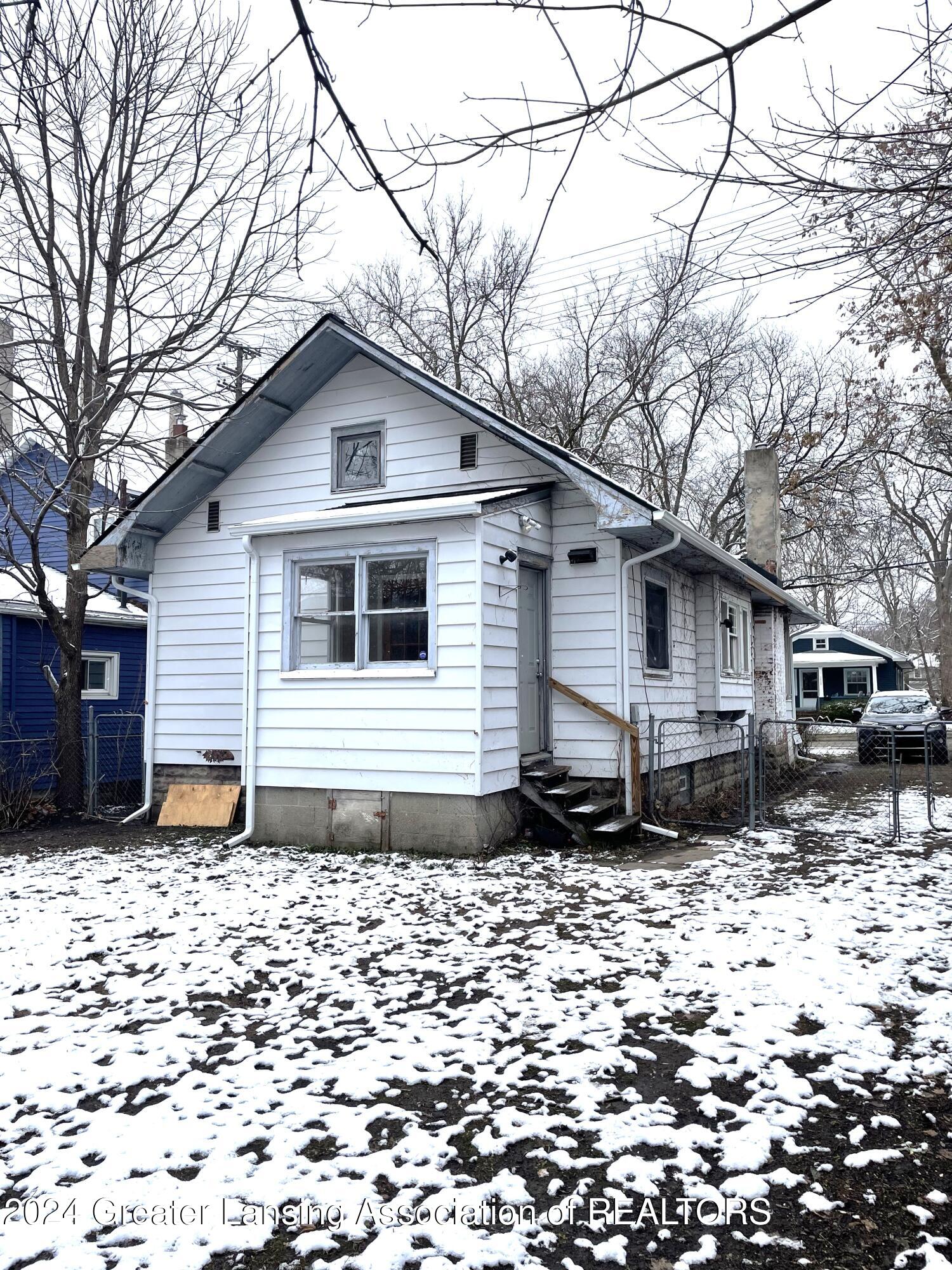 Lansing, Michigan 48910, United States, 2 Bedrooms Bedrooms, ,1 BathroomBathrooms,Residential,Pending,22857