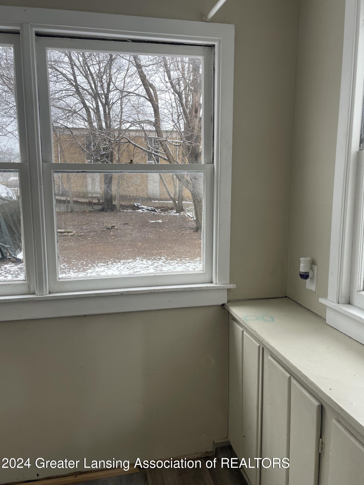 Lansing, Michigan 48910, United States, 2 Bedrooms Bedrooms, ,1 BathroomBathrooms,Residential,Pending,22857