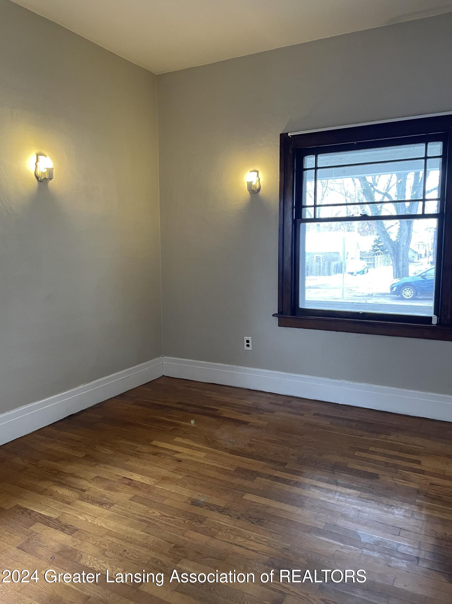 Lansing, Michigan 48910, United States, 2 Bedrooms Bedrooms, ,1 BathroomBathrooms,Residential,Pending,22857