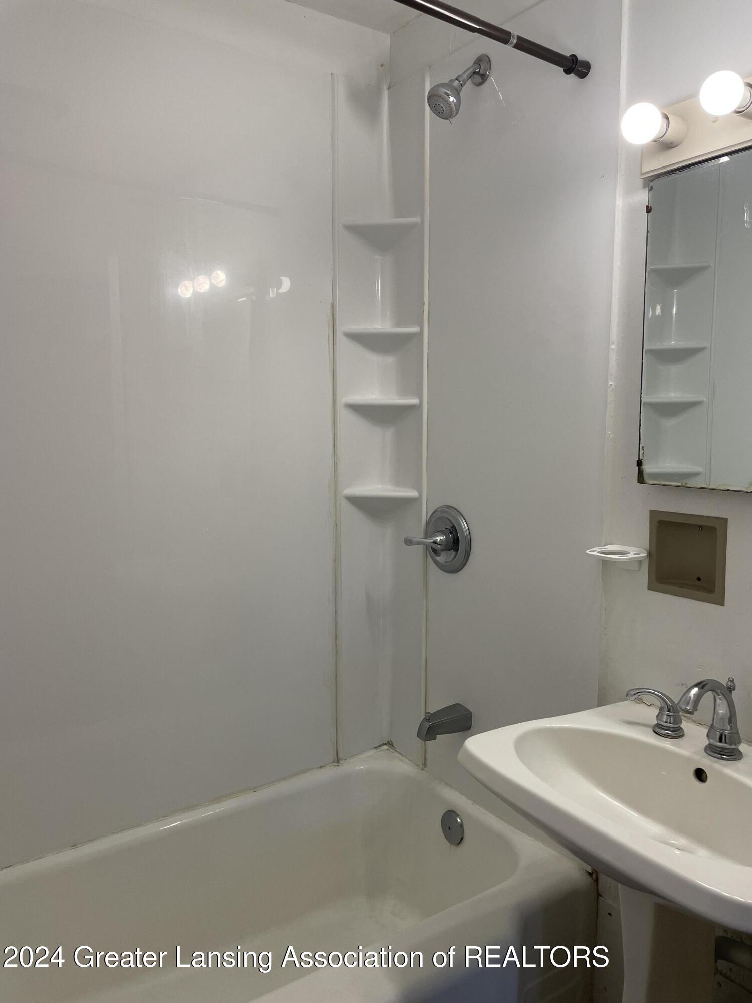 Lansing, Michigan 48910, United States, 2 Bedrooms Bedrooms, ,1 BathroomBathrooms,Residential,Pending,22857