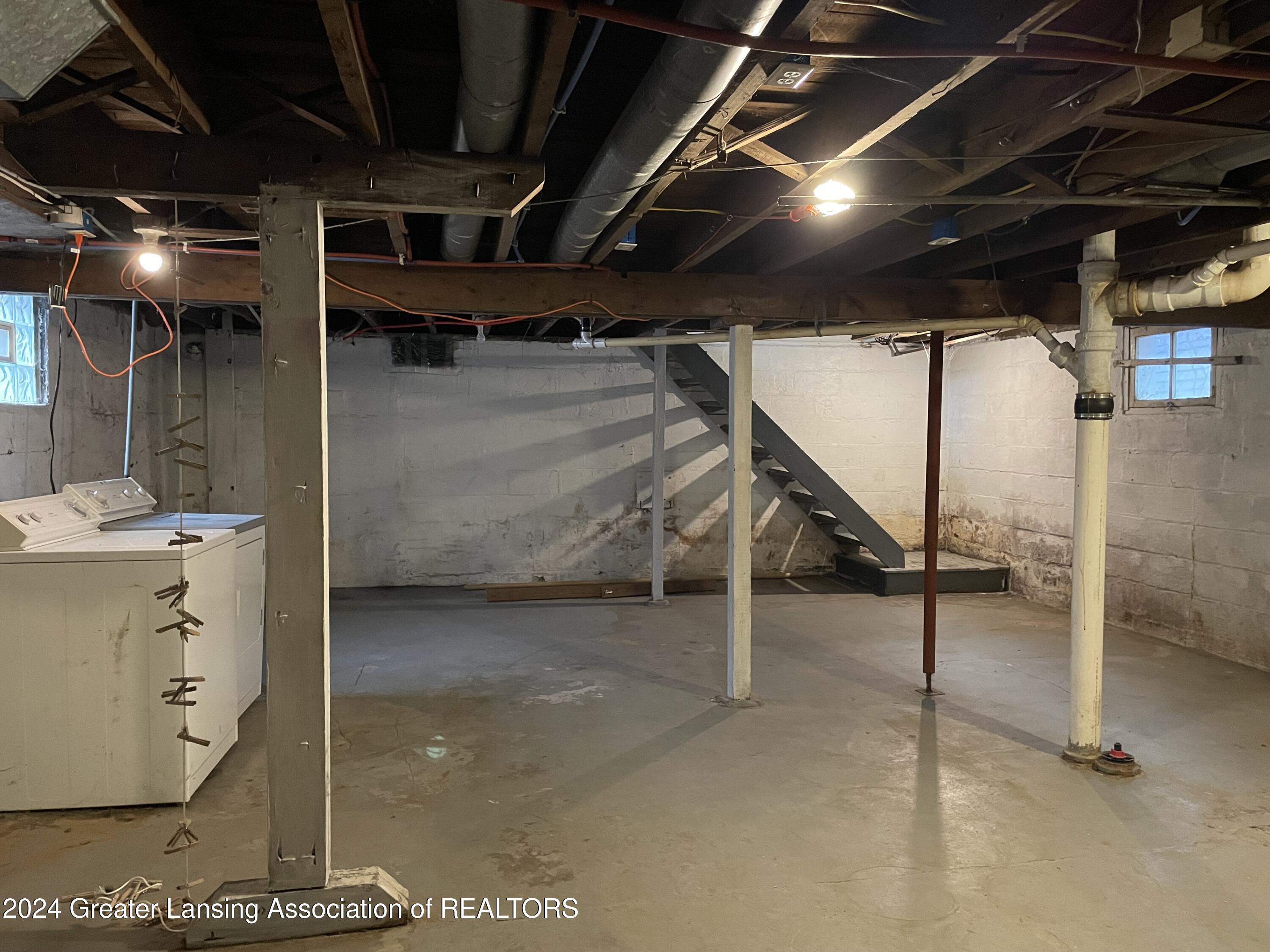 Lansing, Michigan 48910, United States, 2 Bedrooms Bedrooms, ,1 BathroomBathrooms,Residential,Pending,22857