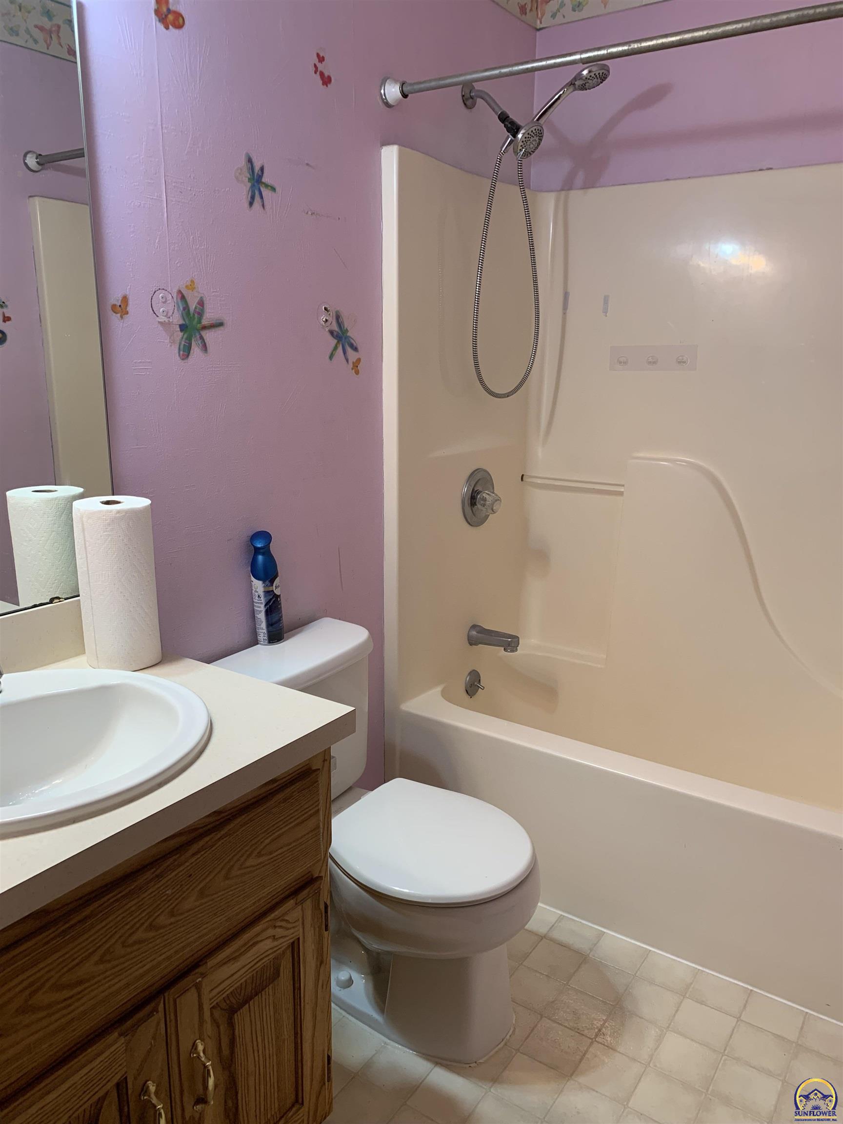 Topeka, Kansas 66604, United States, 2 Bedrooms Bedrooms, ,3 BathroomsBathrooms,Residential,Pending,43036