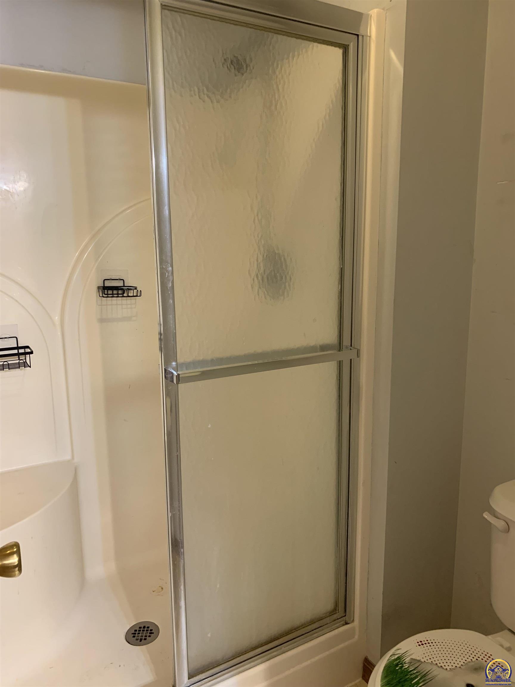 Topeka, Kansas 66604, United States, 2 Bedrooms Bedrooms, ,3 BathroomsBathrooms,Residential,Pending,43036