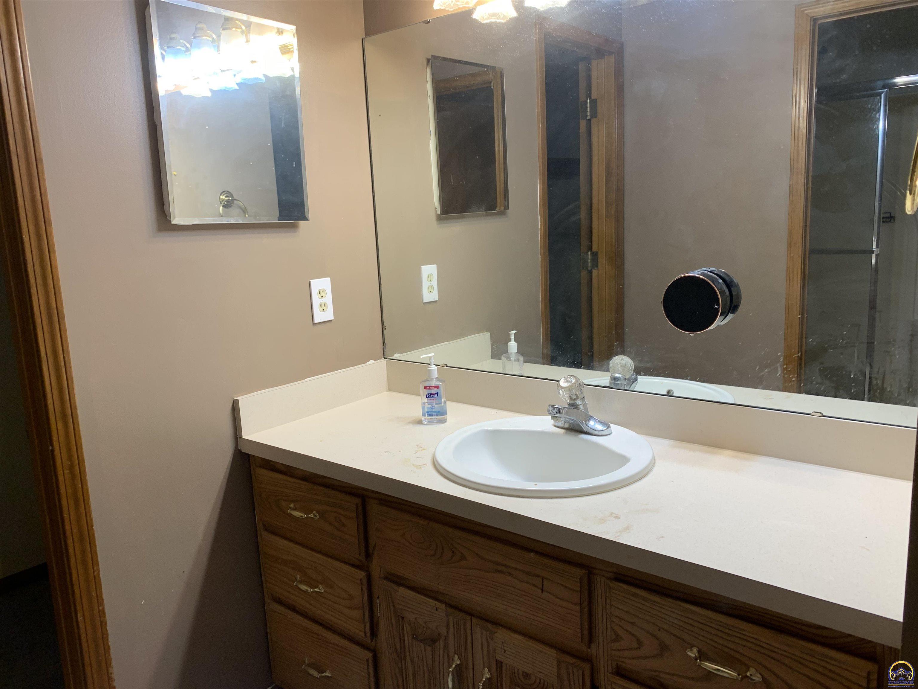 Topeka, Kansas 66604, United States, 2 Bedrooms Bedrooms, ,3 BathroomsBathrooms,Residential,Pending,43036