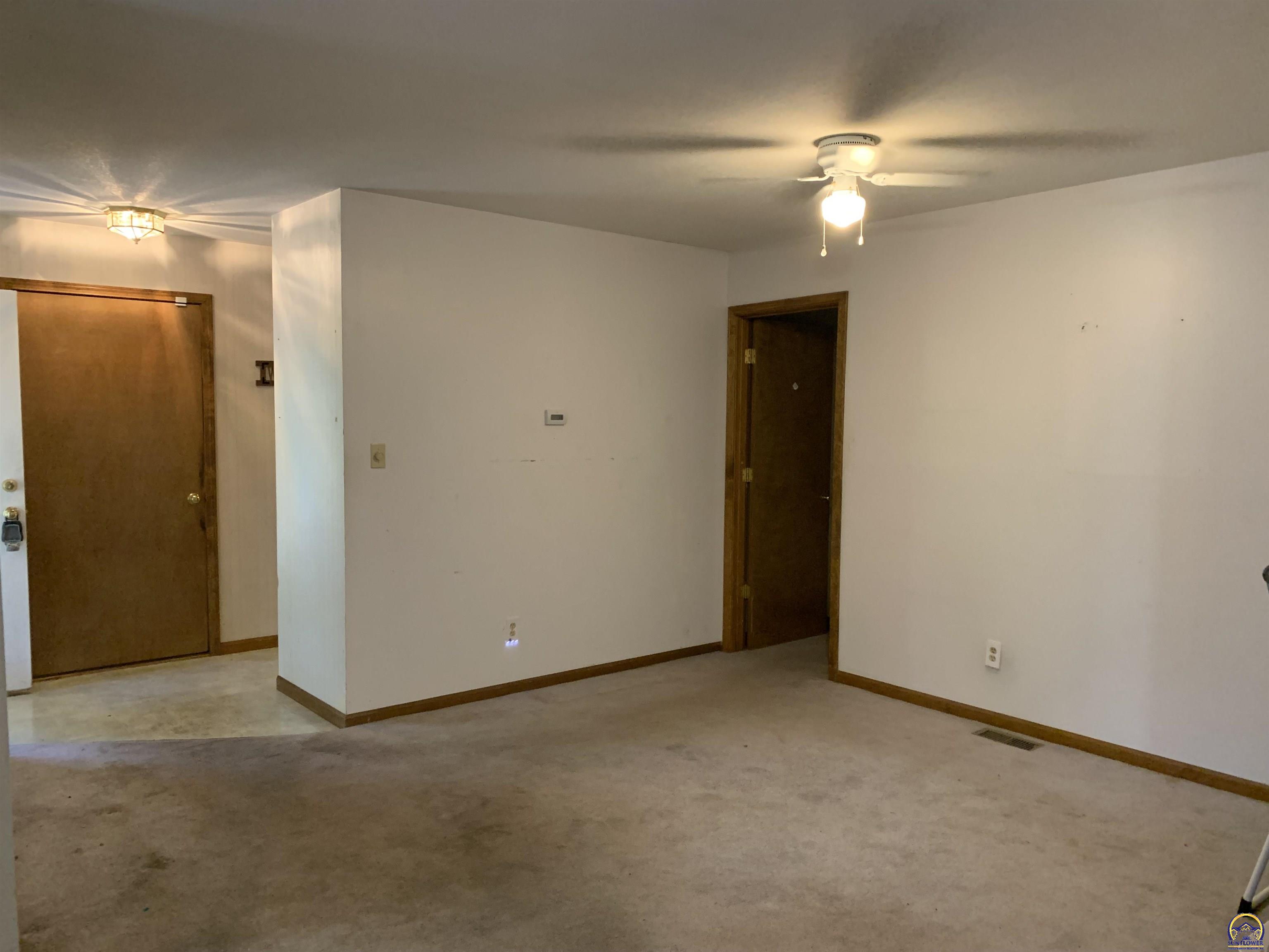 Topeka, Kansas 66604, United States, 2 Bedrooms Bedrooms, ,3 BathroomsBathrooms,Residential,Pending,43036
