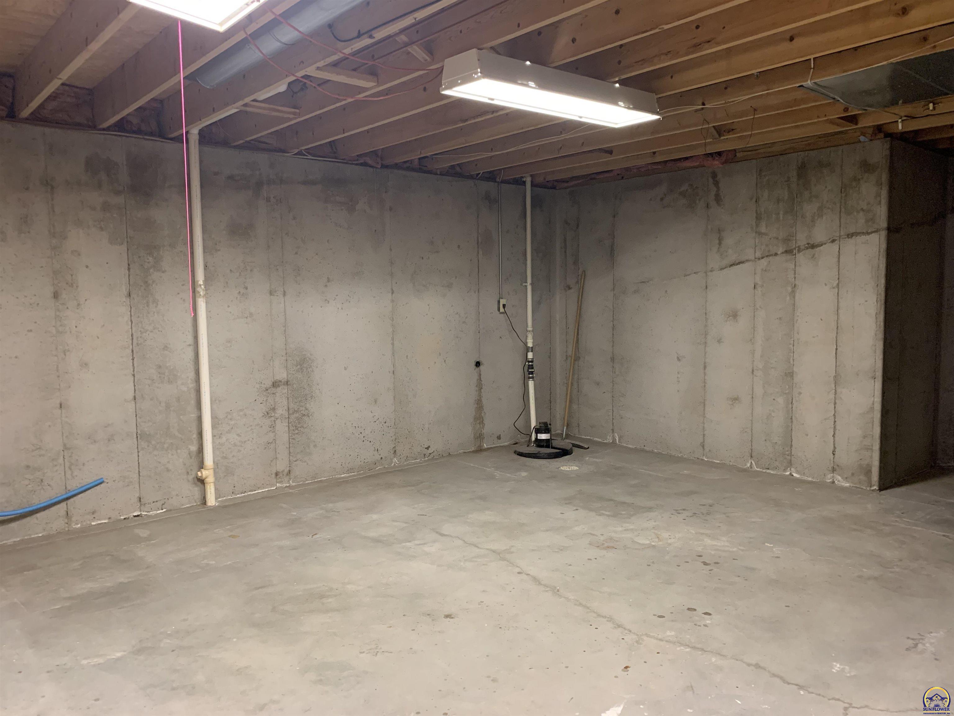 Topeka, Kansas 66604, United States, 2 Bedrooms Bedrooms, ,3 BathroomsBathrooms,Residential,Pending,43036