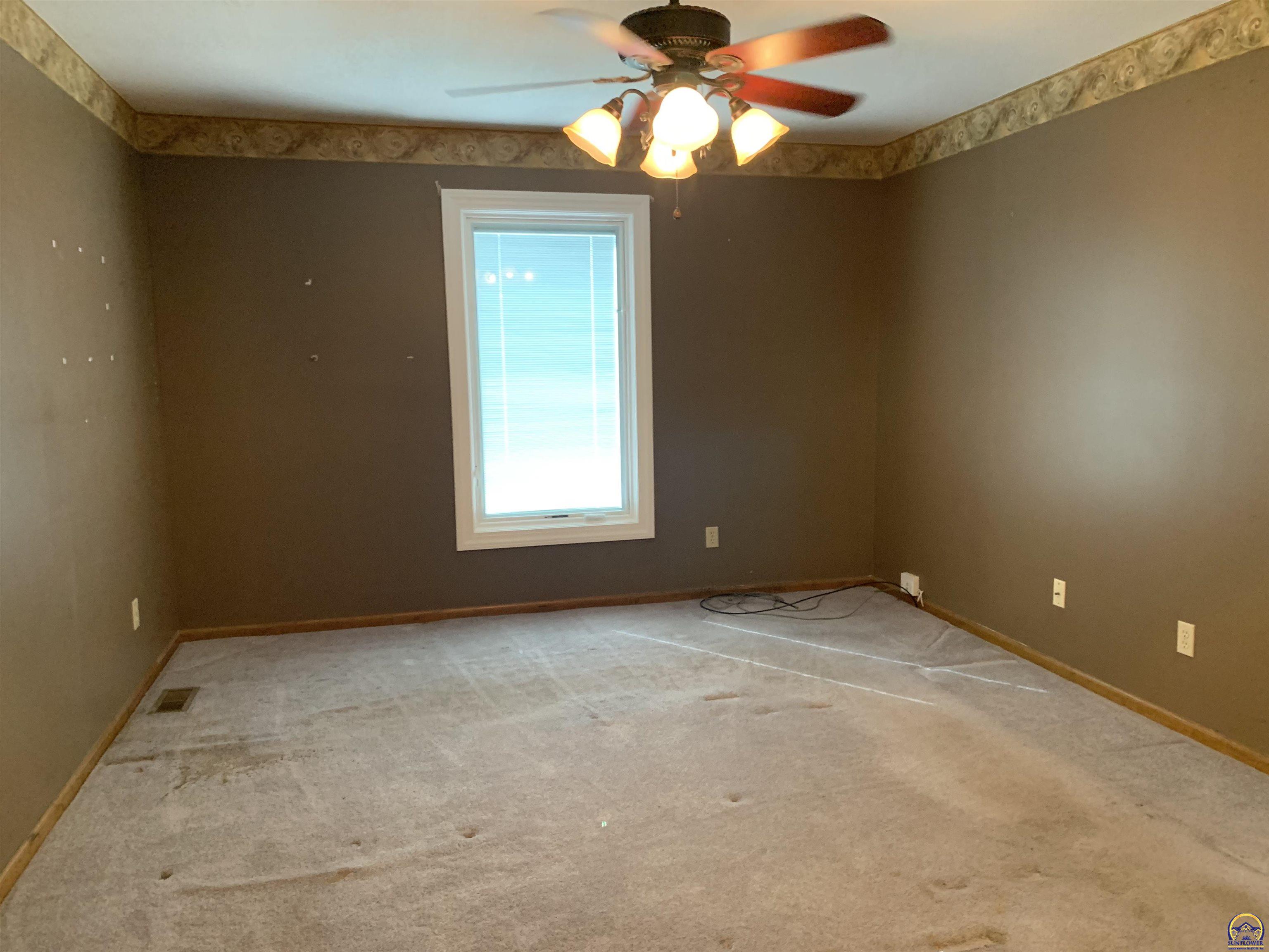 Topeka, Kansas 66604, United States, 2 Bedrooms Bedrooms, ,3 BathroomsBathrooms,Residential,Pending,43036