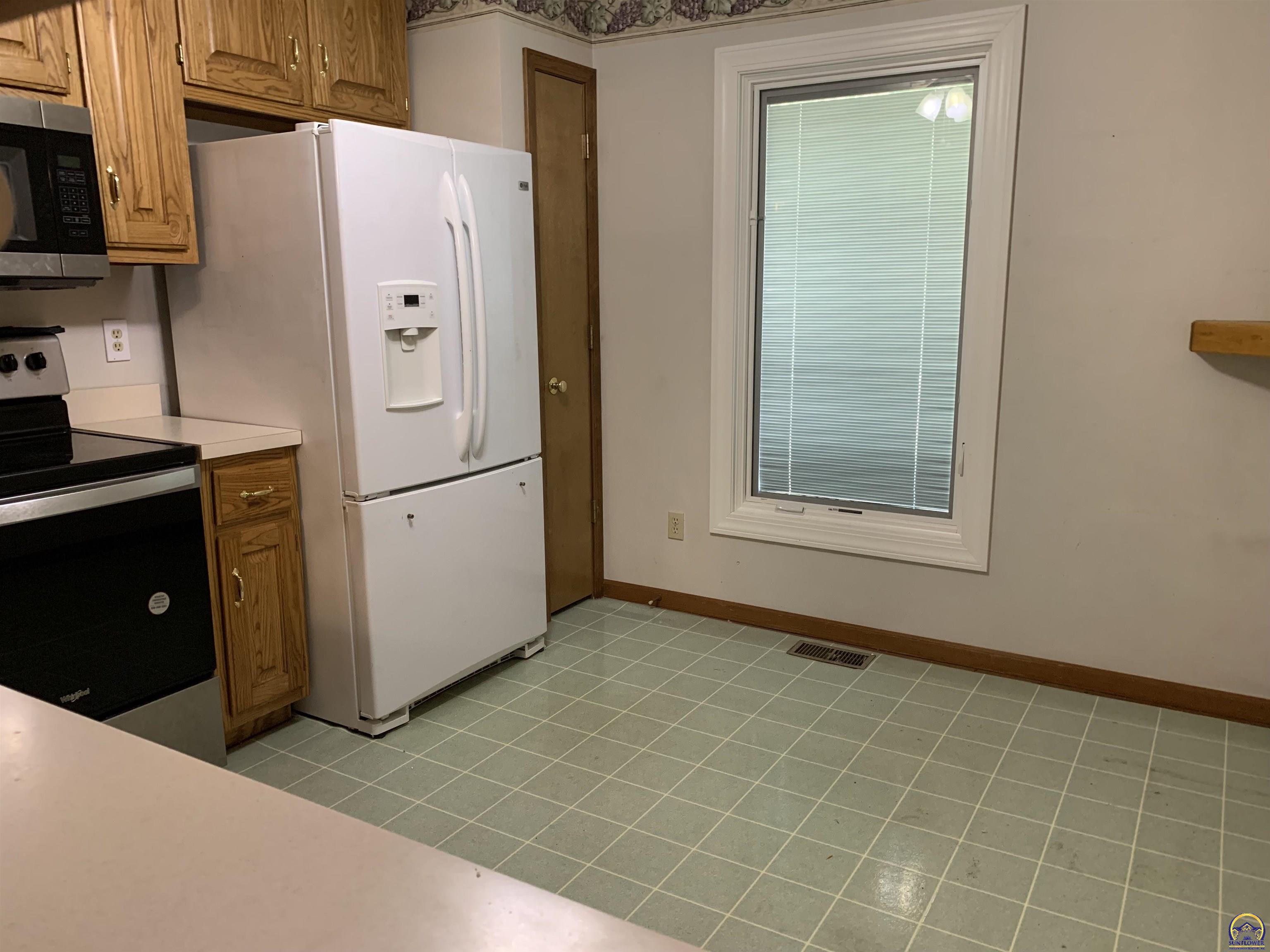 Topeka, Kansas 66604, United States, 2 Bedrooms Bedrooms, ,3 BathroomsBathrooms,Residential,Pending,43036