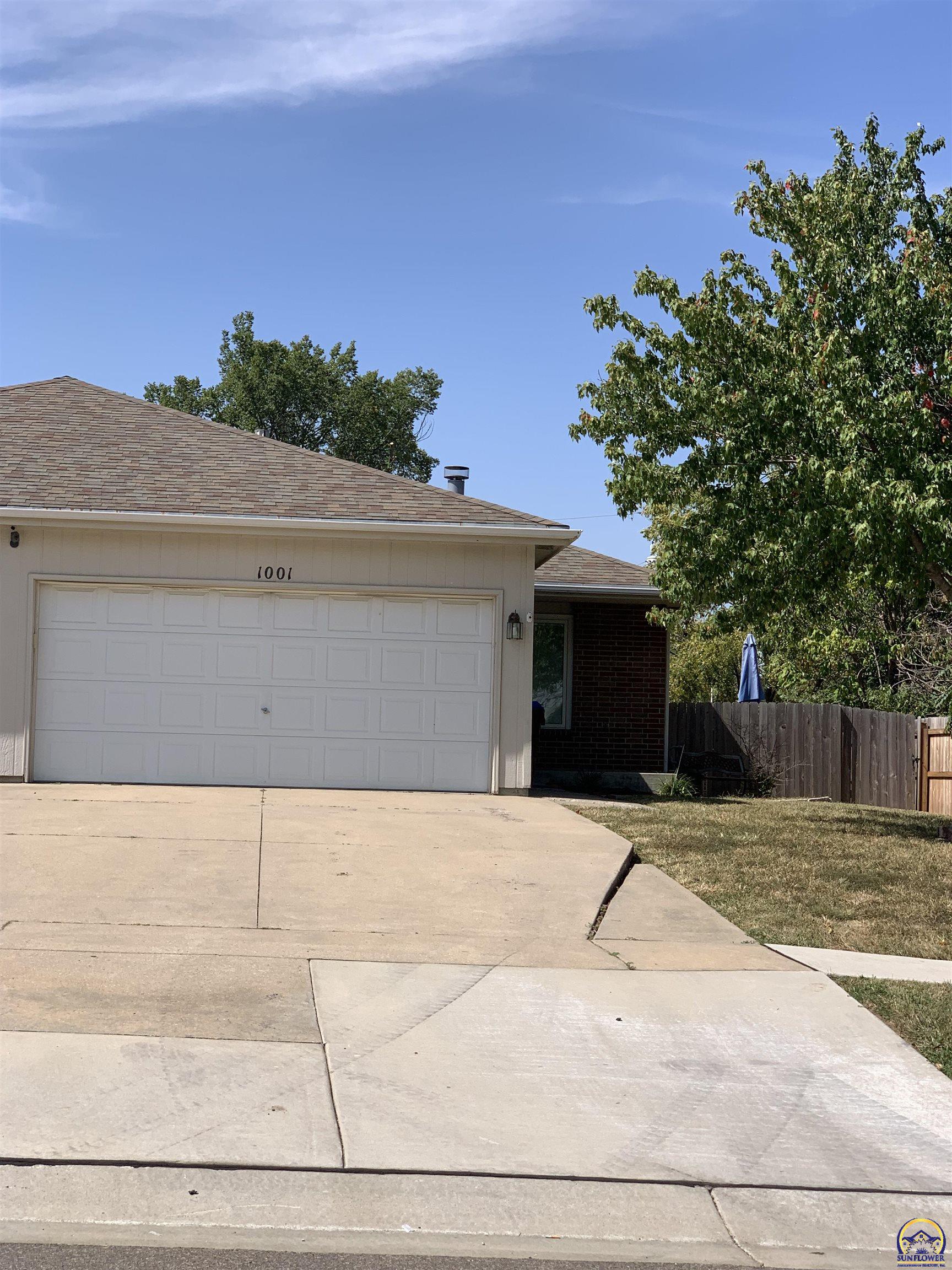 Topeka, Kansas 66604, United States, 2 Bedrooms Bedrooms, ,3 BathroomsBathrooms,Residential,Pending,43036