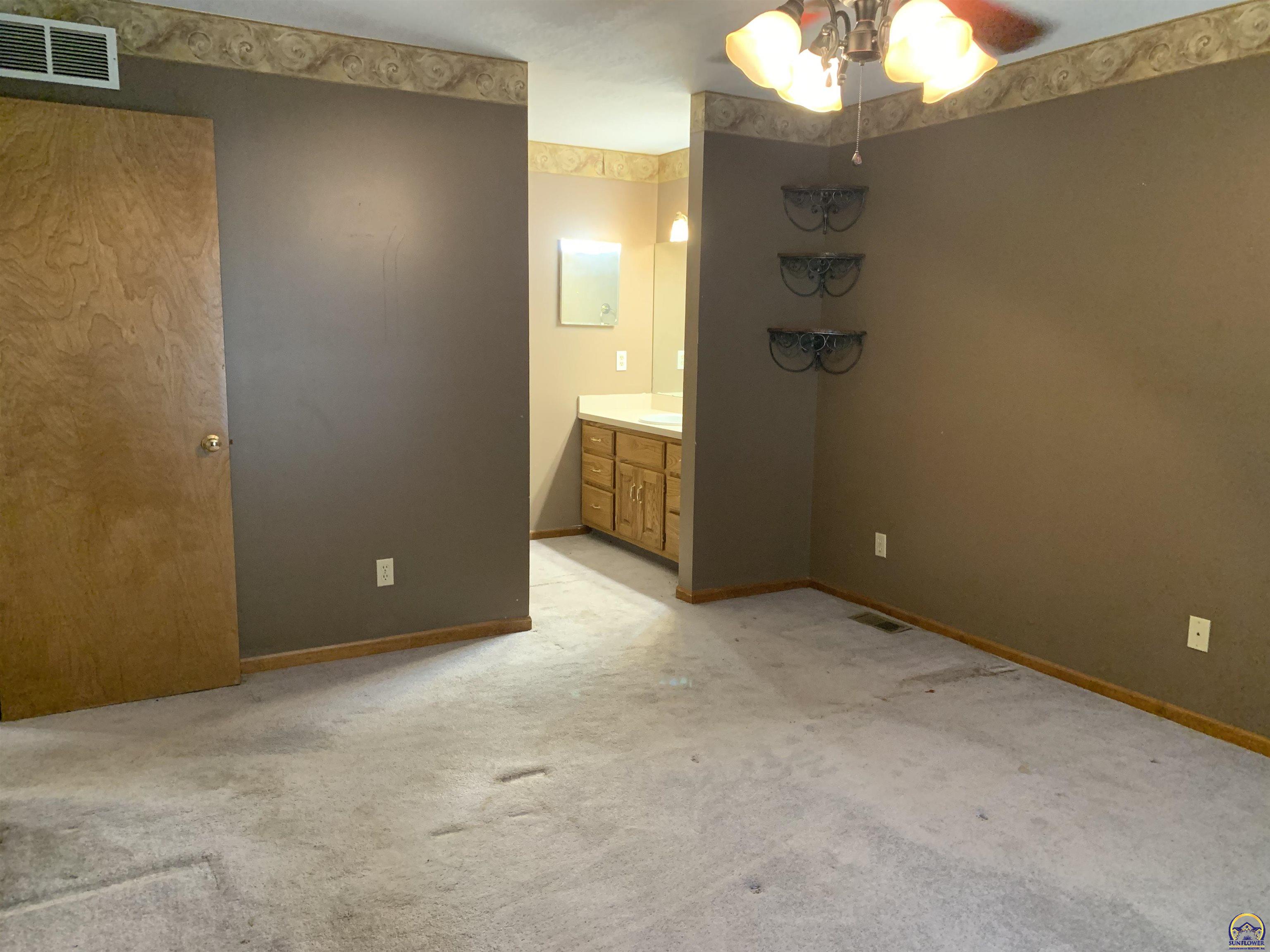 Topeka, Kansas 66604, United States, 2 Bedrooms Bedrooms, ,3 BathroomsBathrooms,Residential,Pending,43036