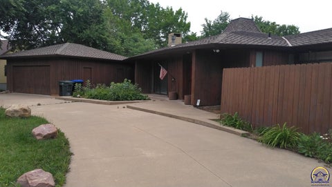 Photo of 3472 SW Skyline Pkwy, Topeka, KS 66614 (MLS # 244673)