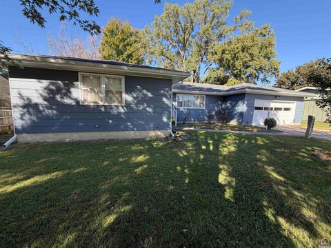 Photo of 1007 Whittier St, Emporia, KS 66801 (MLS # 246920)