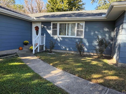 Tiny photo for 1007 Whittier St, Emporia, KS 66801 (MLS # 246920)