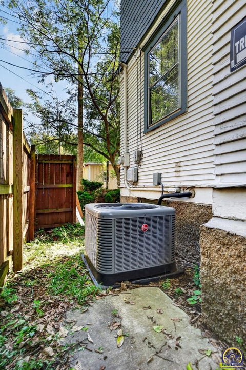 Tiny photo for 726 SW Buchanan St, Topeka, KS 66606 (MLS # 246865)