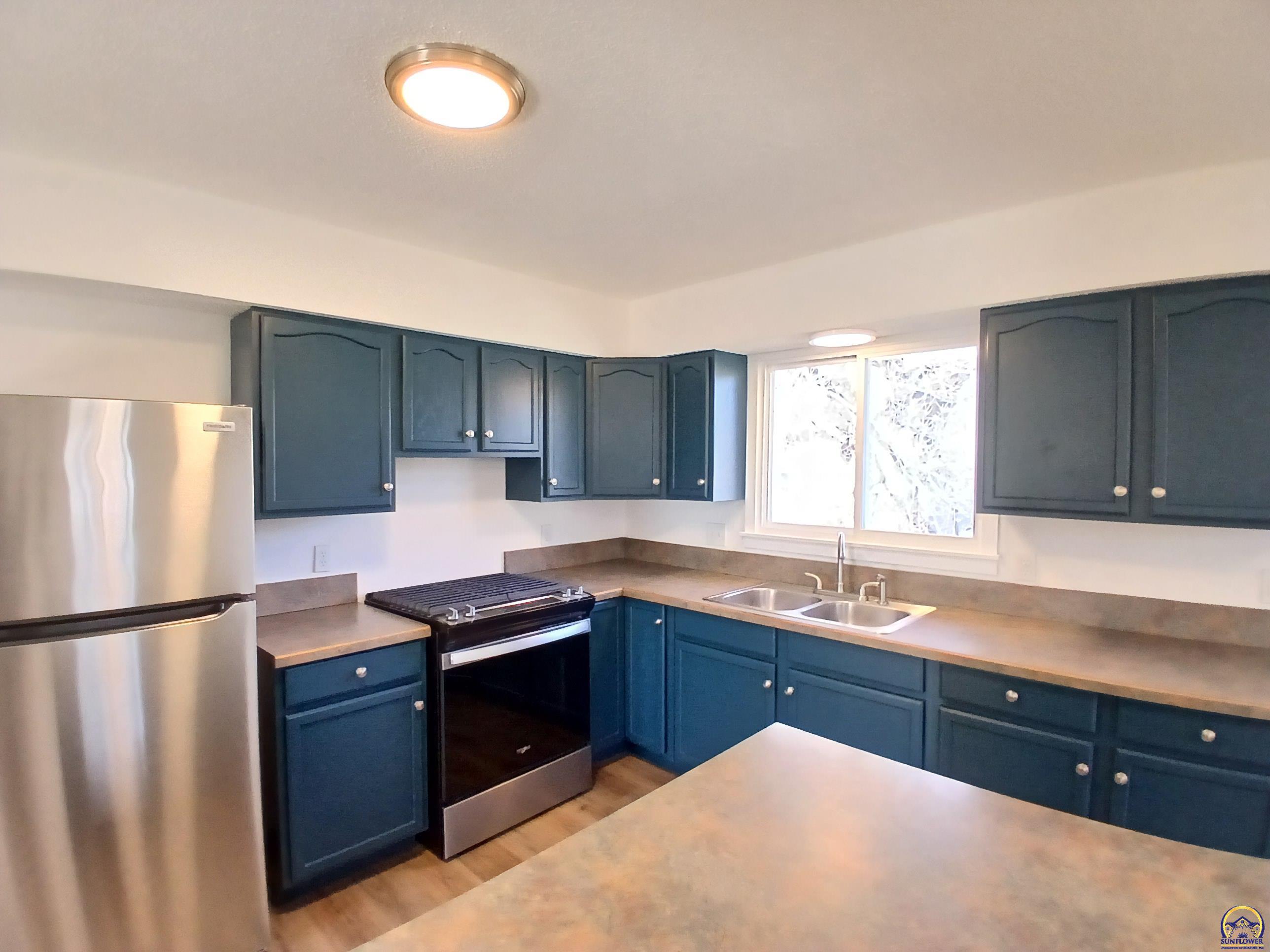 Rossville, Kansas 66533, United States, 2 Bedrooms Bedrooms, ,2 BathroomsBathrooms,Residential,Pending,23945