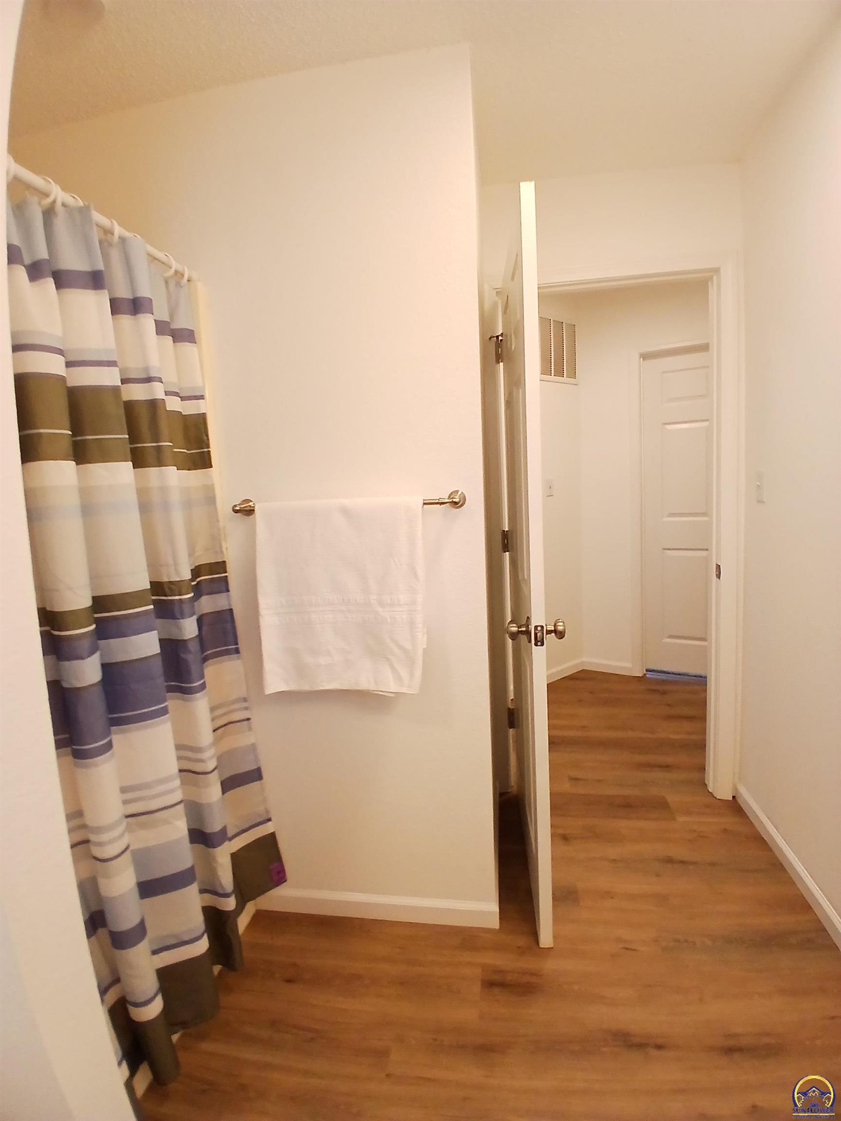 Rossville, Kansas 66533, United States, 2 Bedrooms Bedrooms, ,2 BathroomsBathrooms,Residential,Pending,23945