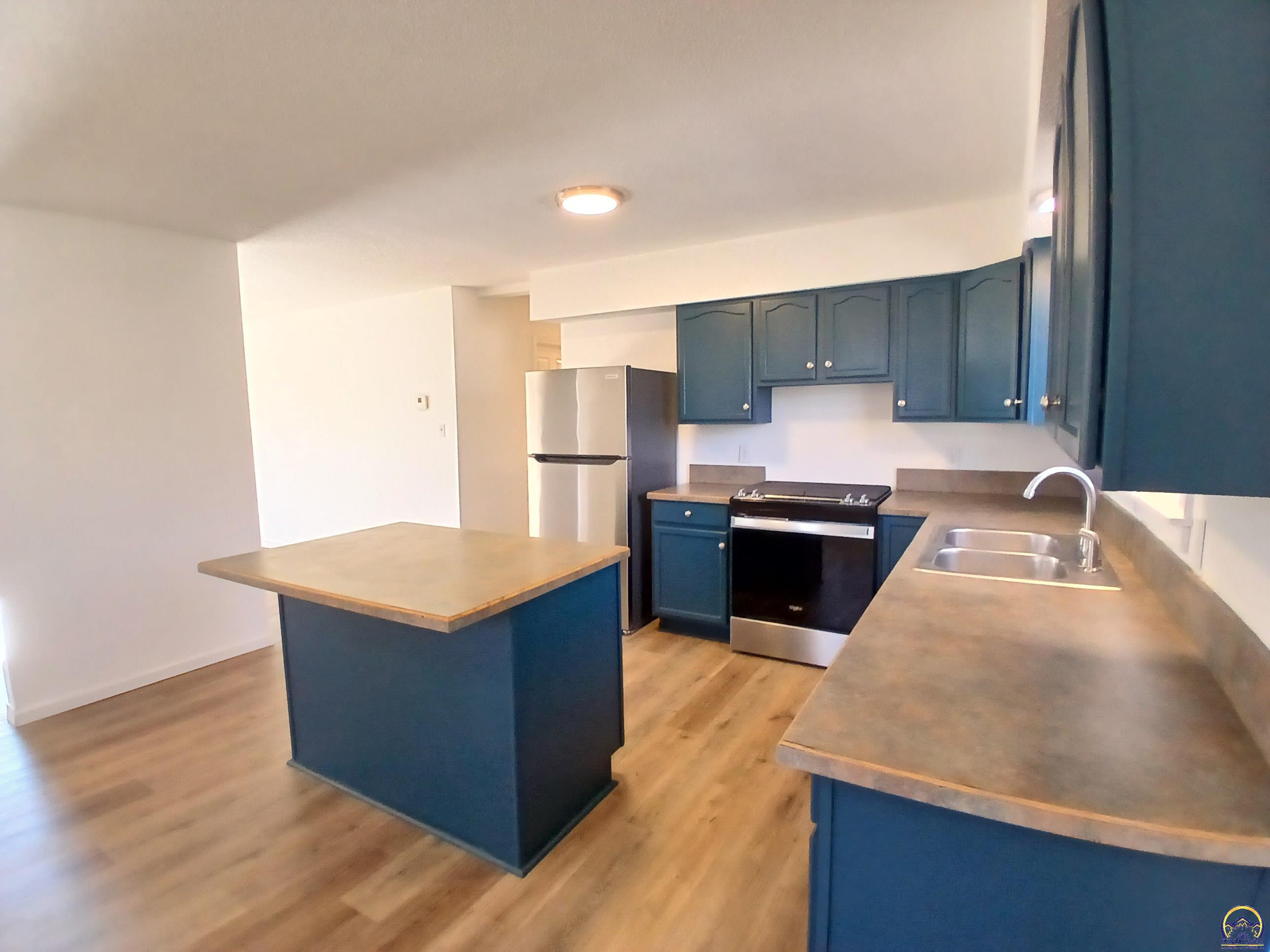 Rossville, Kansas 66533, United States, 2 Bedrooms Bedrooms, ,2 BathroomsBathrooms,Residential,Pending,23945