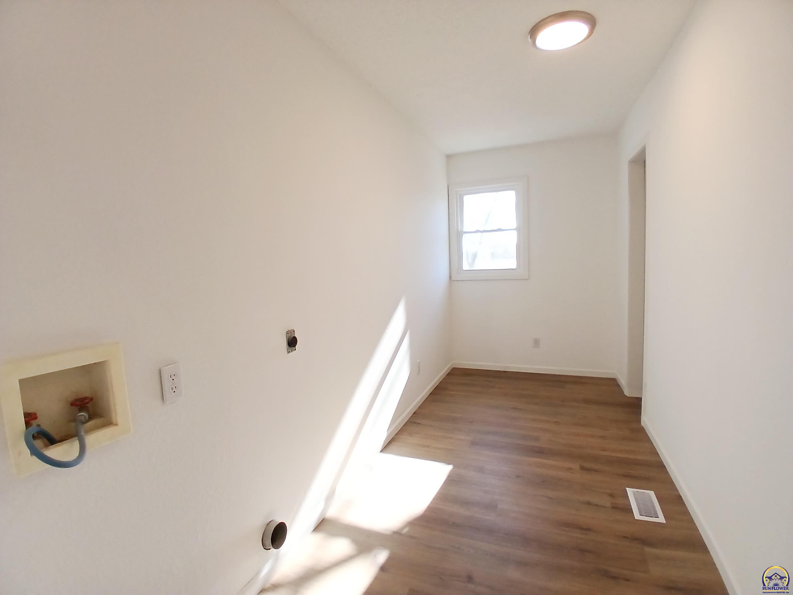 Rossville, Kansas 66533, United States, 2 Bedrooms Bedrooms, ,2 BathroomsBathrooms,Residential,Pending,23945