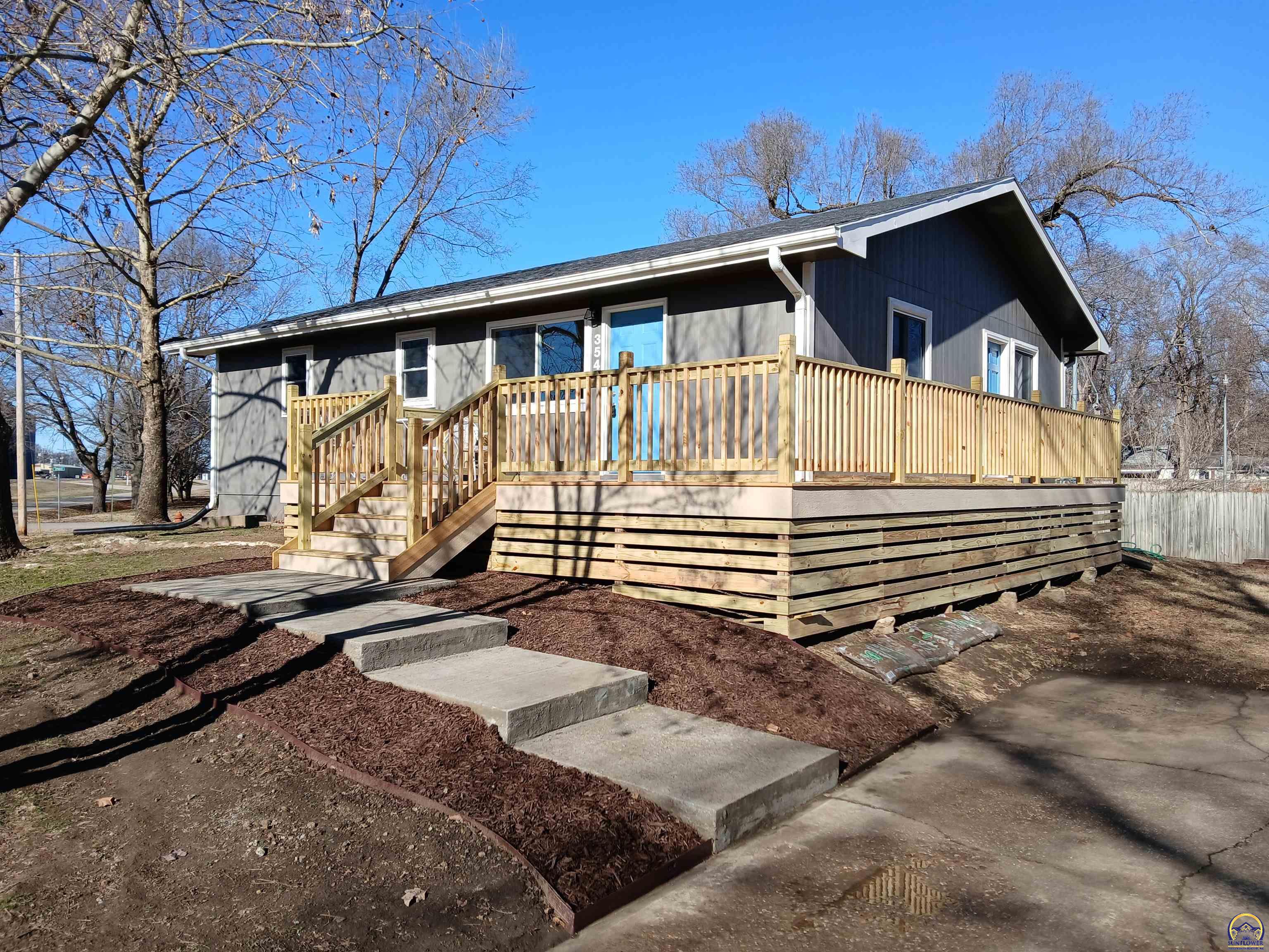 Rossville, Kansas 66533, United States, 2 Bedrooms Bedrooms, ,2 BathroomsBathrooms,Residential,Pending,23945