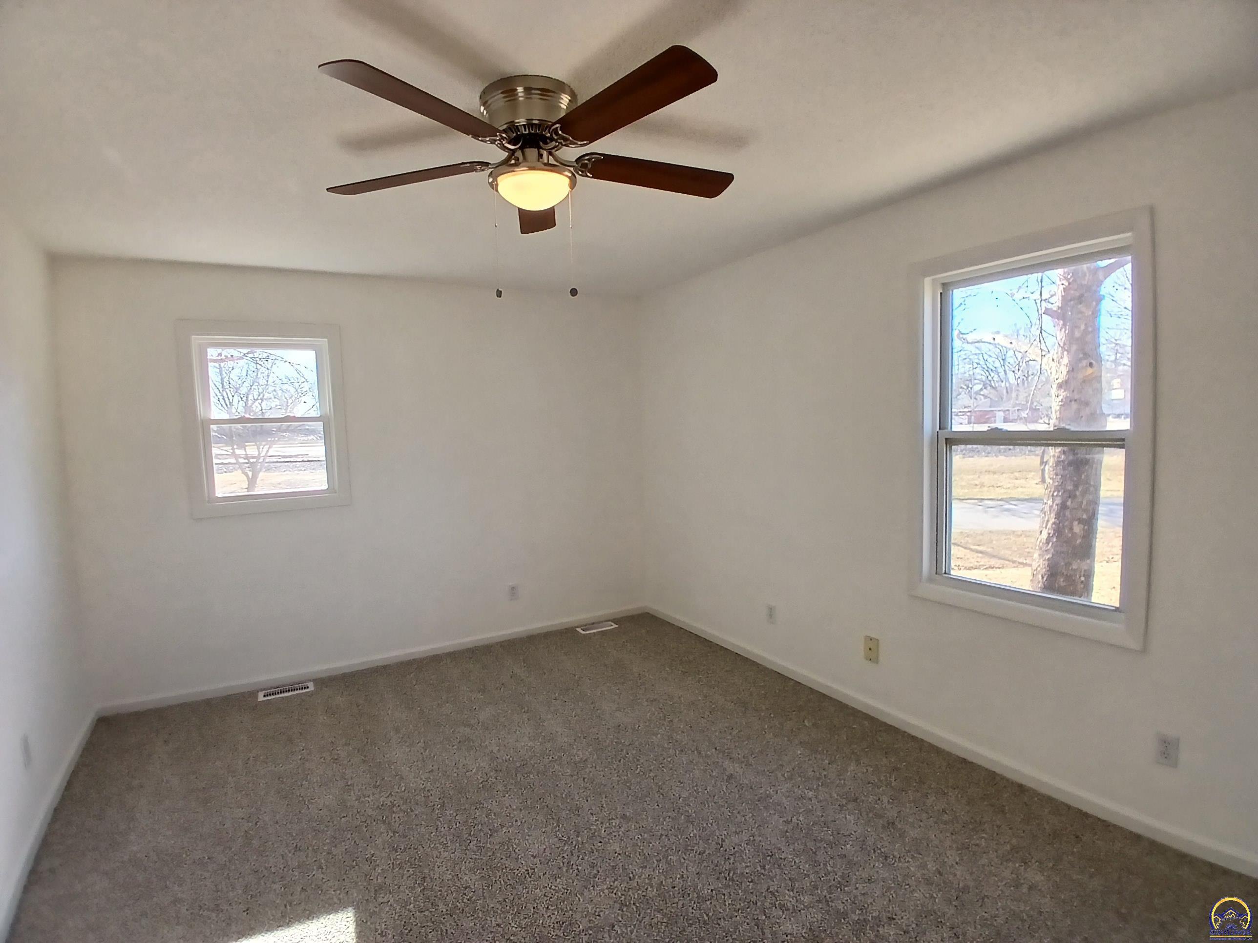 Rossville, Kansas 66533, United States, 2 Bedrooms Bedrooms, ,2 BathroomsBathrooms,Residential,Pending,23945