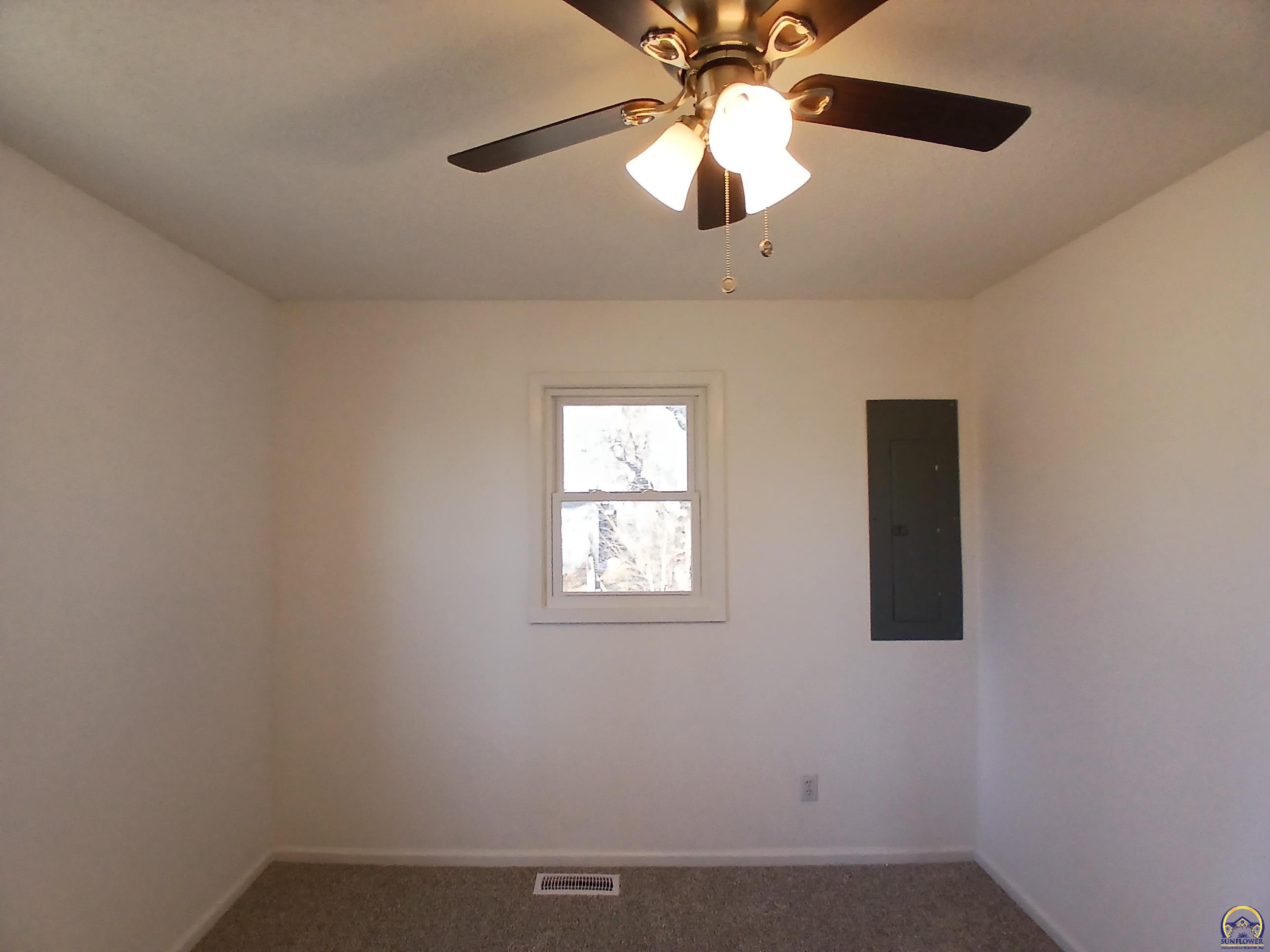 Rossville, Kansas 66533, United States, 2 Bedrooms Bedrooms, ,2 BathroomsBathrooms,Residential,Pending,23945