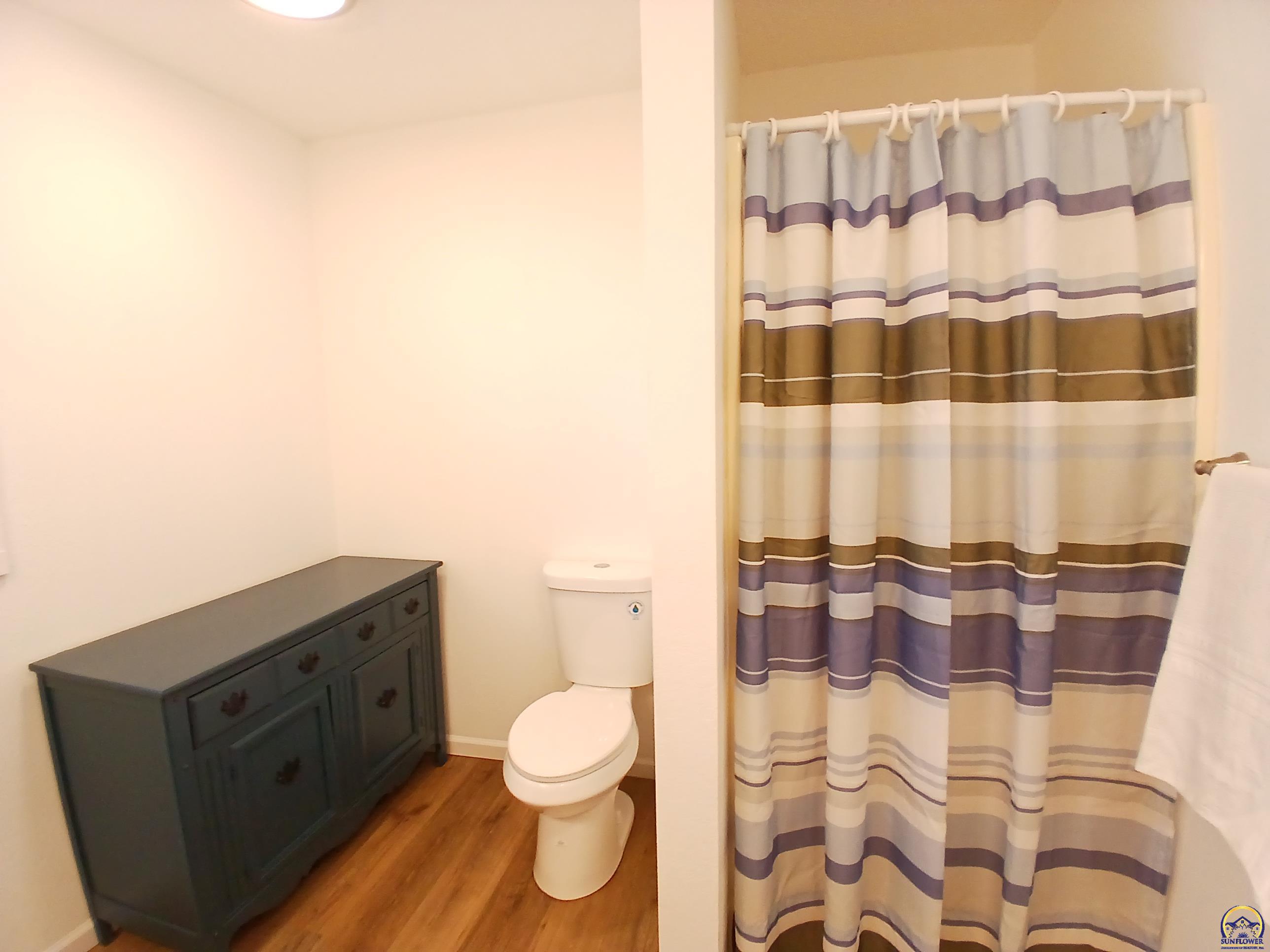 Rossville, Kansas 66533, United States, 2 Bedrooms Bedrooms, ,2 BathroomsBathrooms,Residential,Pending,23945