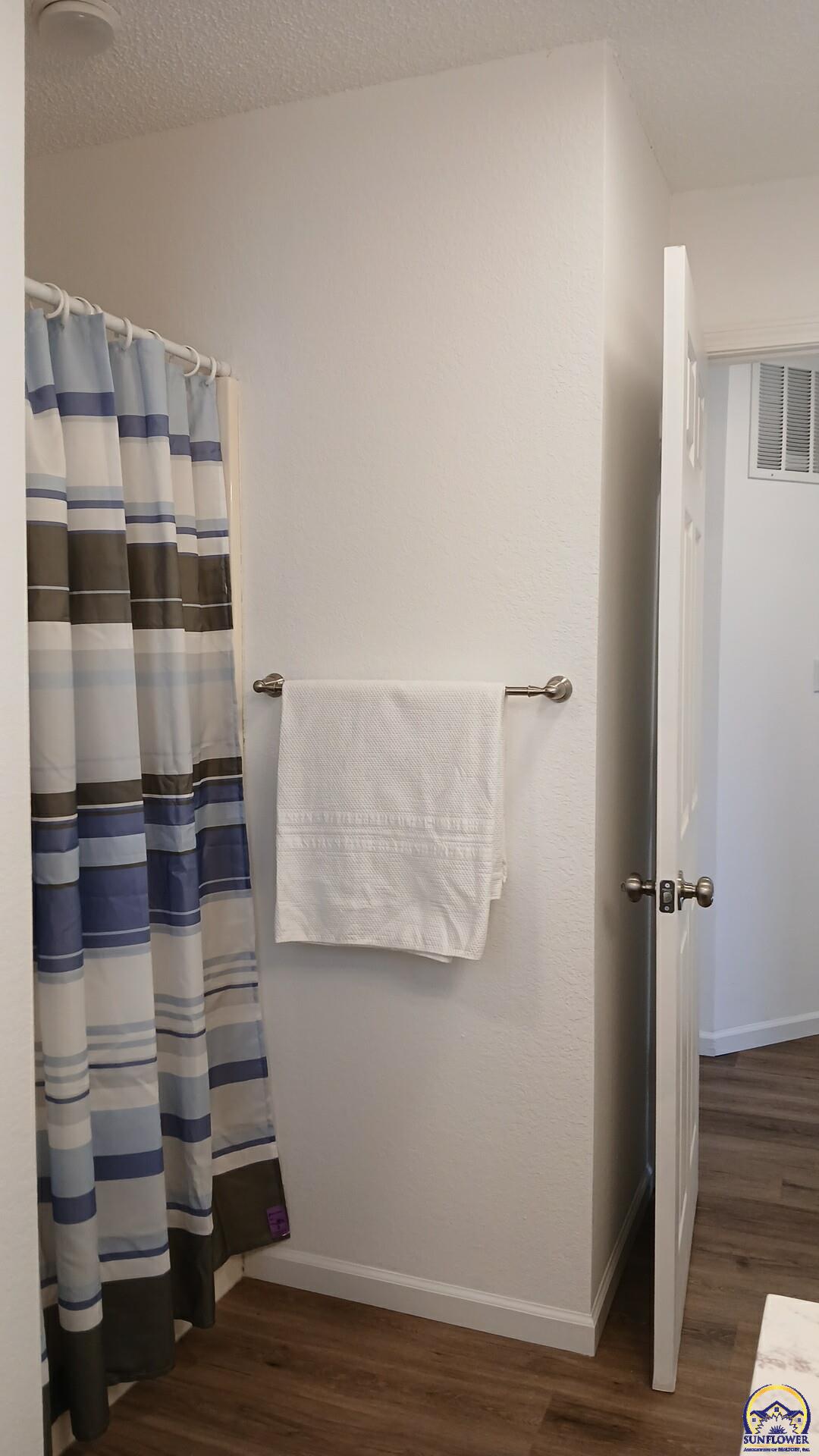 Rossville, Kansas 66533, United States, 2 Bedrooms Bedrooms, ,2 BathroomsBathrooms,Residential,Pending,23945