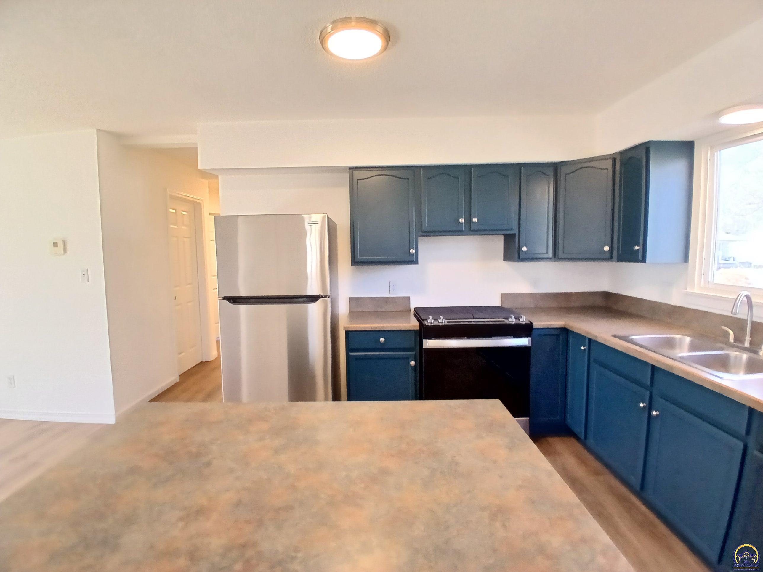 Rossville, Kansas 66533, United States, 2 Bedrooms Bedrooms, ,2 BathroomsBathrooms,Residential,Pending,23945