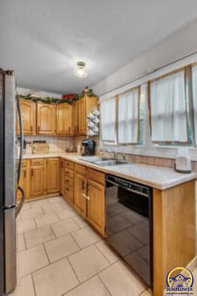 Topeka, Kansas 66611, United States, 3 Bedrooms Bedrooms, ,2 BathroomsBathrooms,Residential,Pending,27420