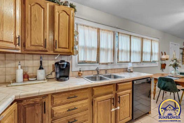 Topeka, Kansas 66611, United States, 3 Bedrooms Bedrooms, ,2 BathroomsBathrooms,Residential,Pending,27420