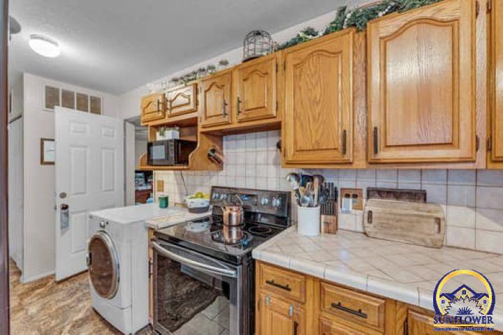 Topeka, Kansas 66611, United States, 3 Bedrooms Bedrooms, ,2 BathroomsBathrooms,Residential,Pending,27420