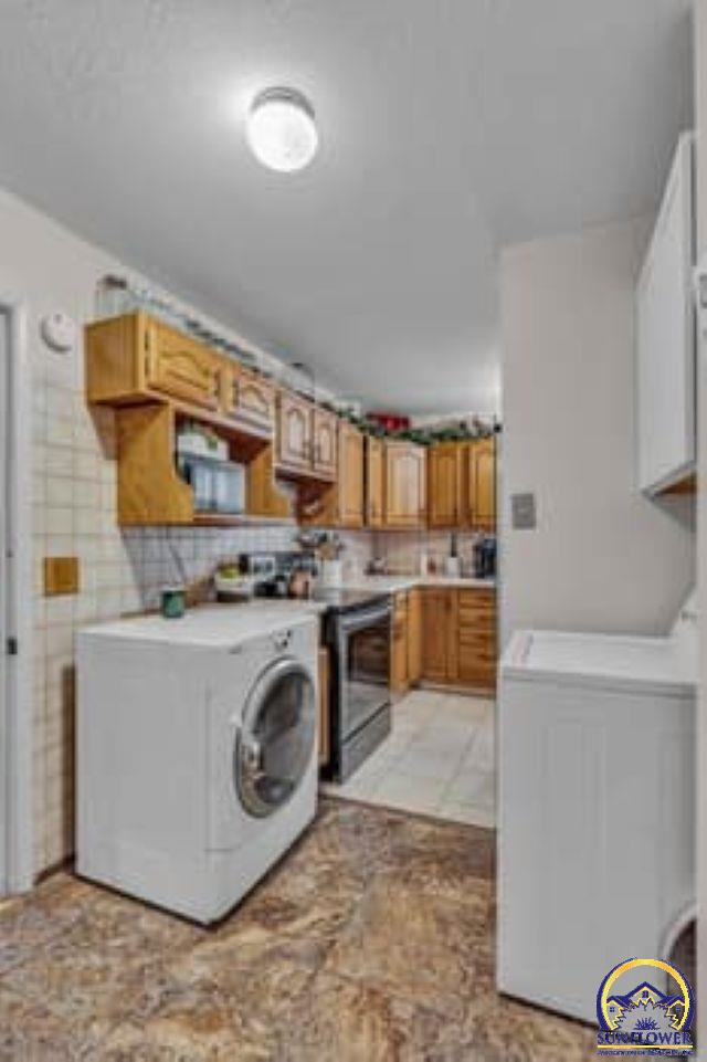 Topeka, Kansas 66611, United States, 3 Bedrooms Bedrooms, ,2 BathroomsBathrooms,Residential,Pending,27420