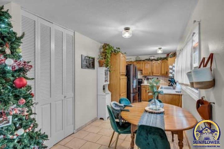 Topeka, Kansas 66611, United States, 3 Bedrooms Bedrooms, ,2 BathroomsBathrooms,Residential,Pending,27420