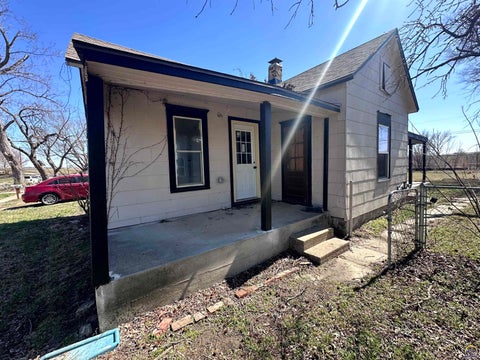 Photo of 545 NE Sardou Ave, Topeka, KS 66608 (MLS # 244200)