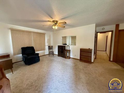 Tiny photo for 306 Osage Ave, Hiawatha, KS 66434 (MLS # 244328)