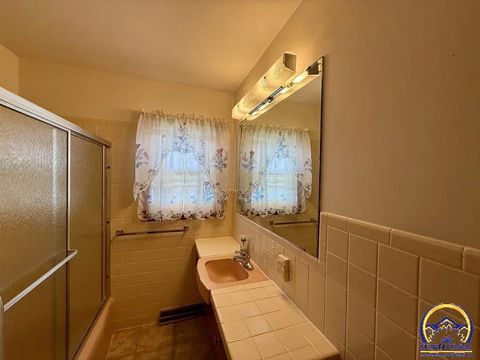 Tiny photo for 306 Osage Ave, Hiawatha, KS 66434 (MLS # 244328)