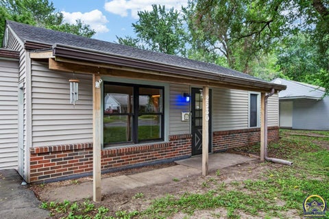 Tiny photo for 2530 SW Hillcrest Rd, Topeka, KS 66614 (MLS # 245941)