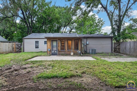 Tiny photo for 2530 SW Hillcrest Rd, Topeka, KS 66614 (MLS # 245941)