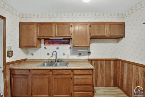 Tiny photo for 2530 SW Hillcrest Rd, Topeka, KS 66614 (MLS # 245941)