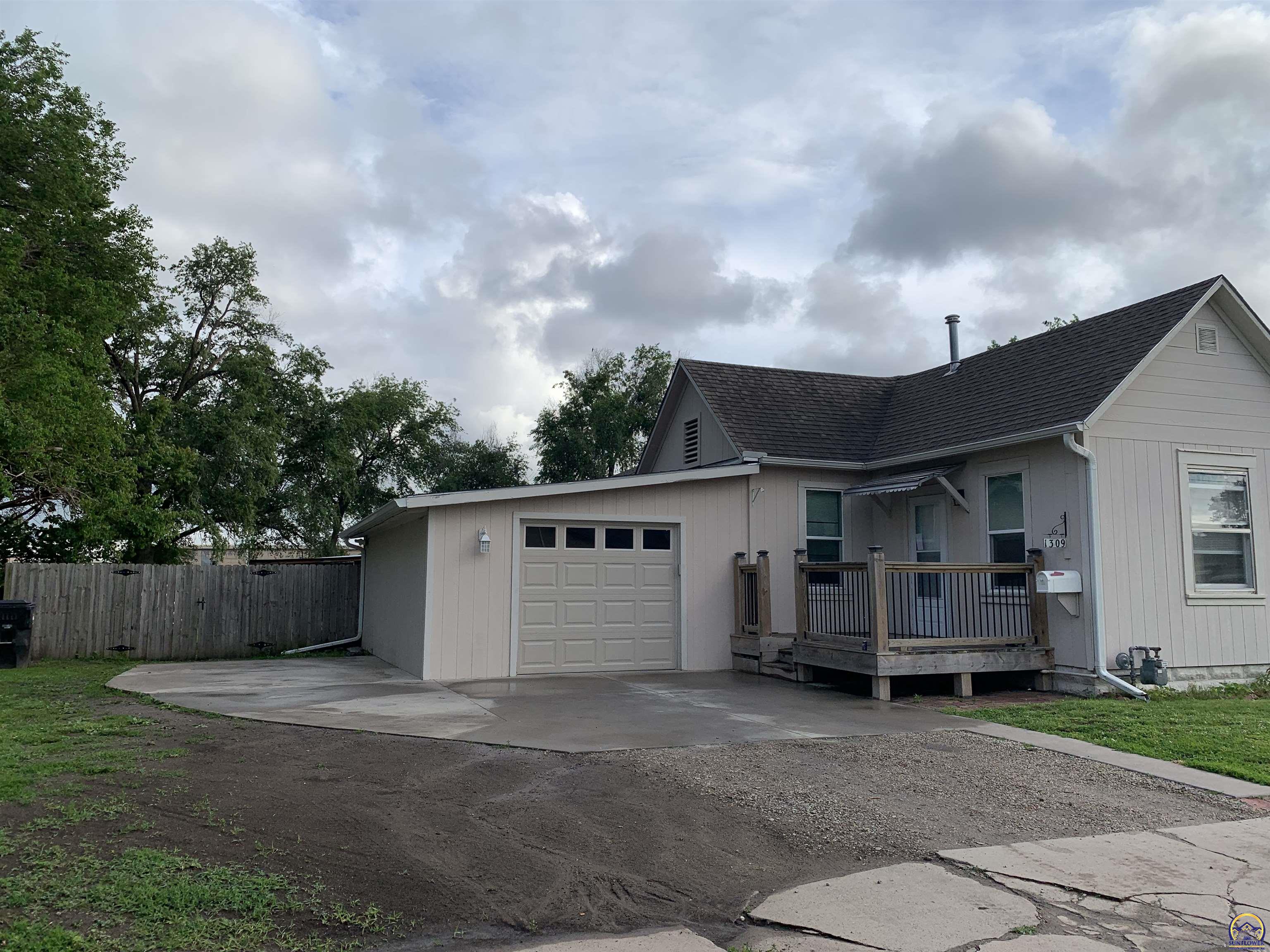 Topeka, Kansas 66616, United States, 3 Bedrooms Bedrooms, ,2 BathroomsBathrooms,Residential,Pending,57829