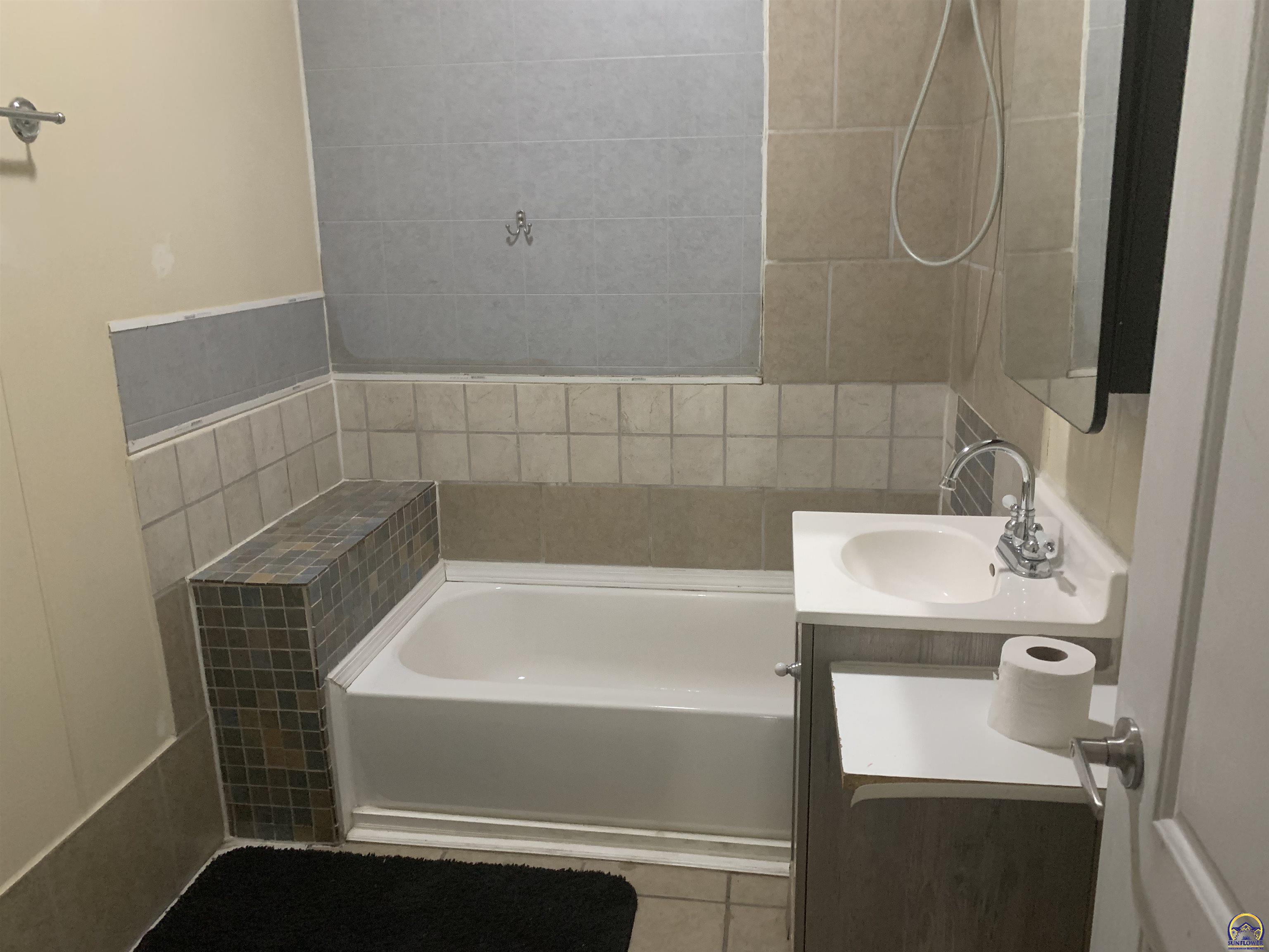 Topeka, Kansas 66616, United States, 3 Bedrooms Bedrooms, ,2 BathroomsBathrooms,Residential,Pending,57829