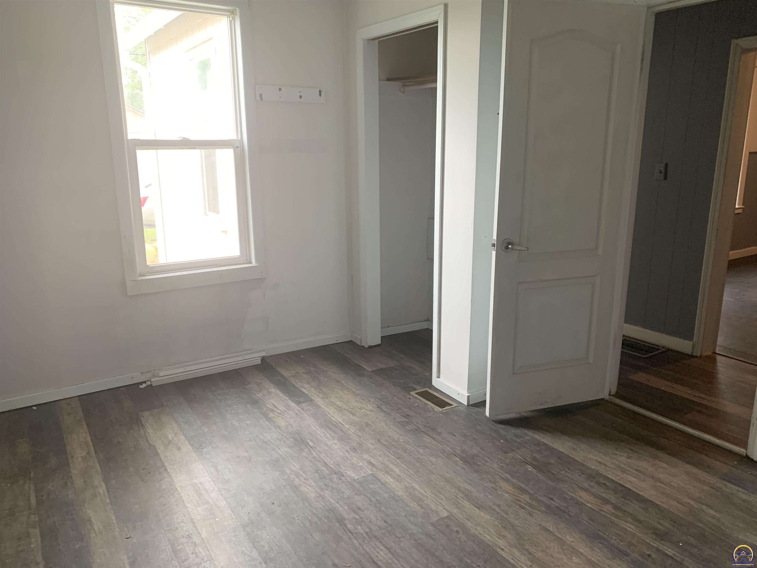 Topeka, Kansas 66616, United States, 3 Bedrooms Bedrooms, ,2 BathroomsBathrooms,Residential,Pending,57829