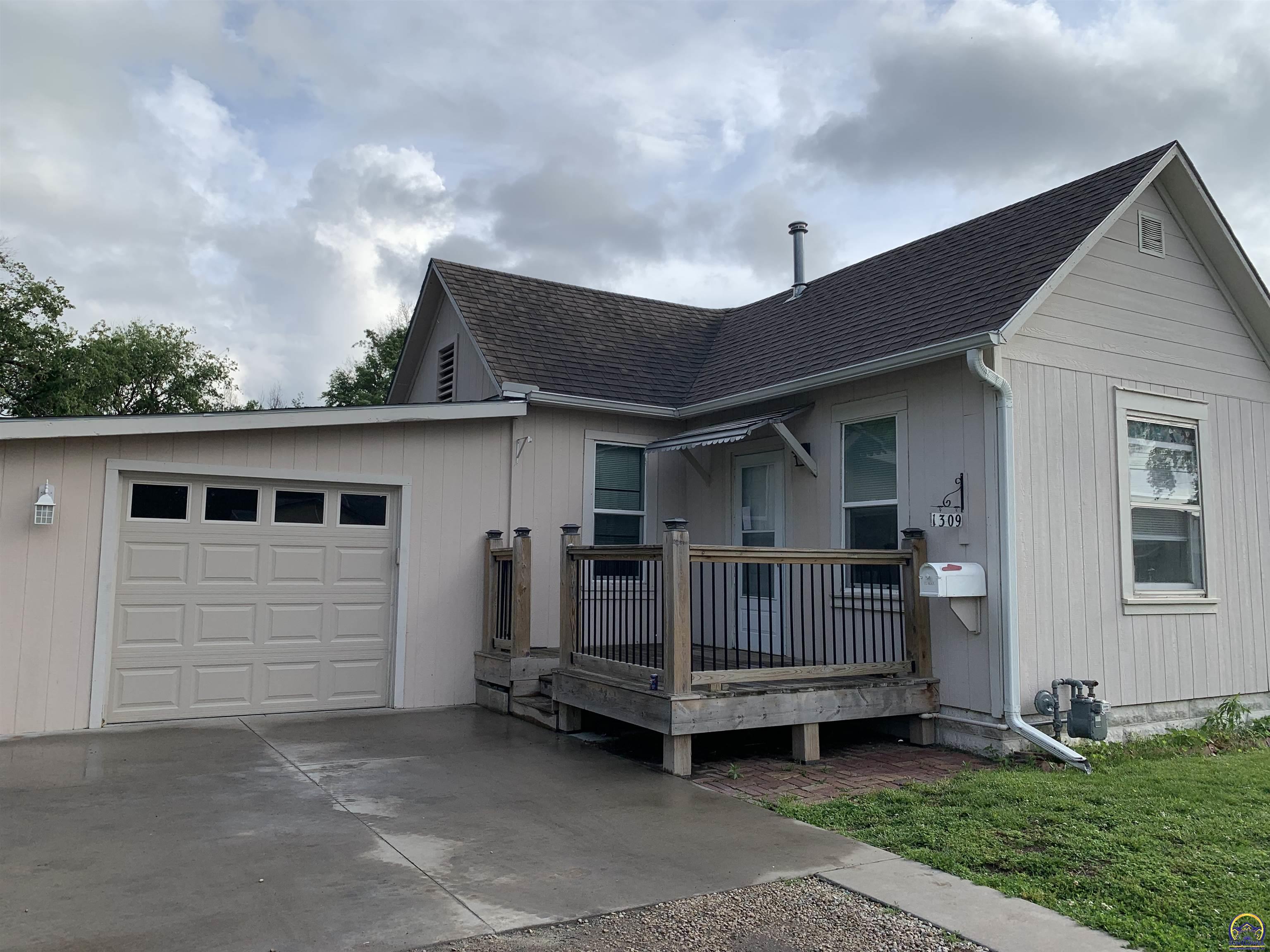 Topeka, Kansas 66616, United States, 3 Bedrooms Bedrooms, ,2 BathroomsBathrooms,Residential,Pending,57829