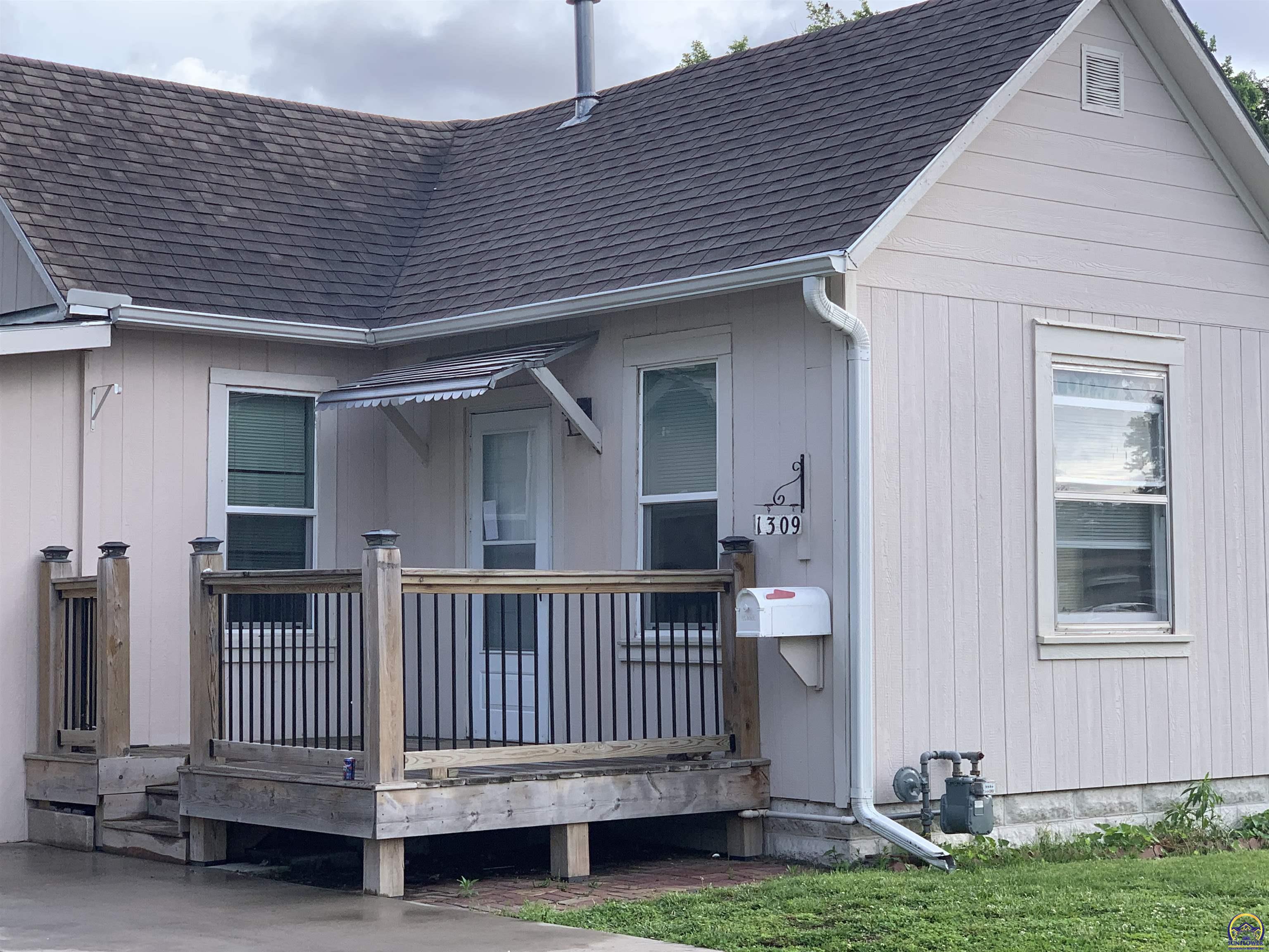 Topeka, Kansas 66616, United States, 3 Bedrooms Bedrooms, ,2 BathroomsBathrooms,Residential,Pending,57829