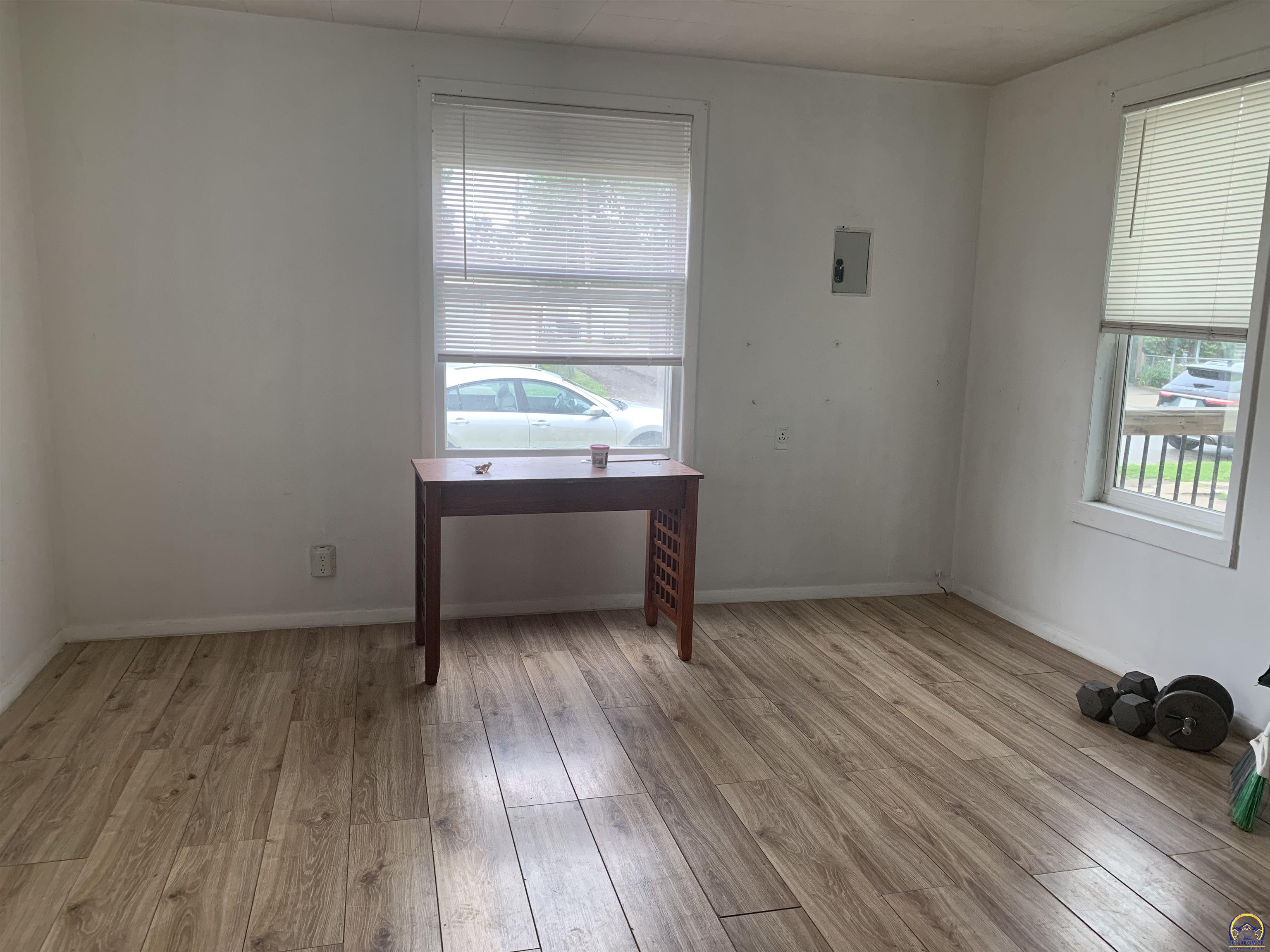 Topeka, Kansas 66616, United States, 3 Bedrooms Bedrooms, ,2 BathroomsBathrooms,Residential,Pending,57829