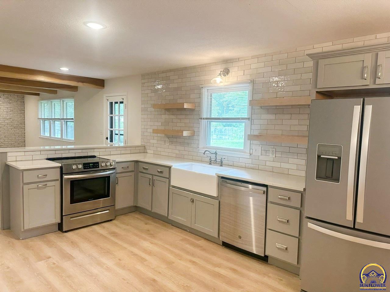 Topeka, Kansas 66605, United States, 3 Bedrooms Bedrooms, ,3 BathroomsBathrooms,Residential,Pending,50281