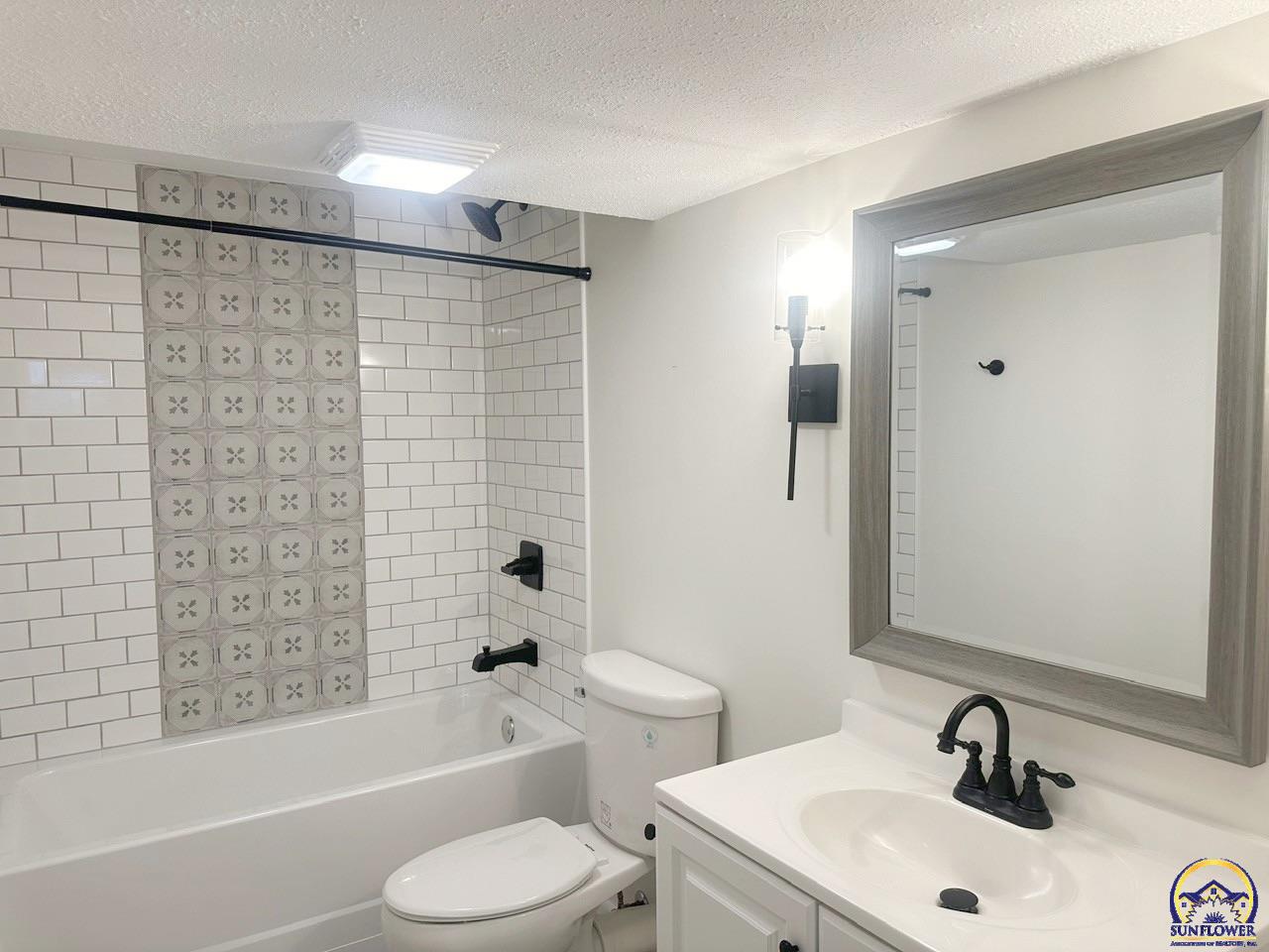 Topeka, Kansas 66605, United States, 3 Bedrooms Bedrooms, ,3 BathroomsBathrooms,Residential,Pending,50281