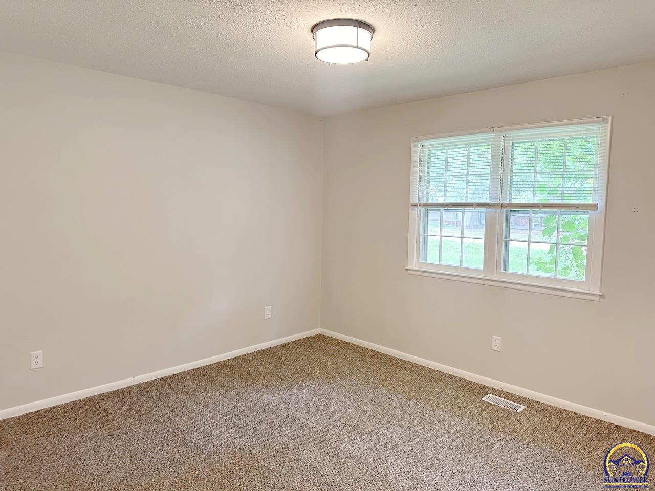 Topeka, Kansas 66605, United States, 3 Bedrooms Bedrooms, ,3 BathroomsBathrooms,Residential,Pending,50281