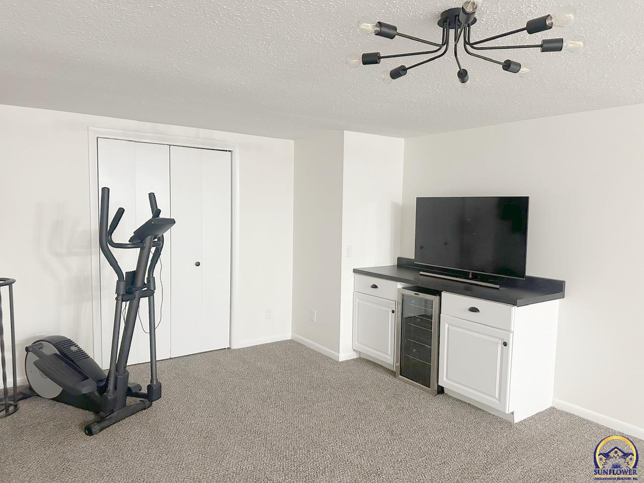 Topeka, Kansas 66605, United States, 3 Bedrooms Bedrooms, ,3 BathroomsBathrooms,Residential,Pending,50281